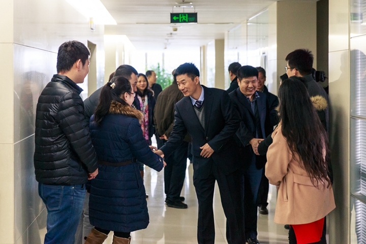 集團領(lǐng)導(dǎo)班子向全體員工拜年